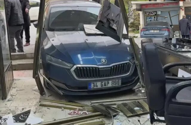 Arnavutköy’de akılalmaz kaza! Araba berber dükkanına daldı