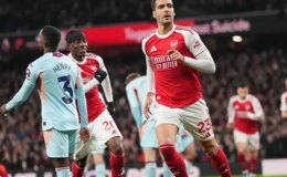 Premier Lig’de lider Arsenal, Brentford’u iki golle geçti