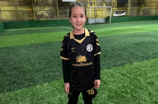 Attığı gollerle büyüleyen 9 yaşındaki Defne’nin büyük hayali Galatasaray’da oynamak