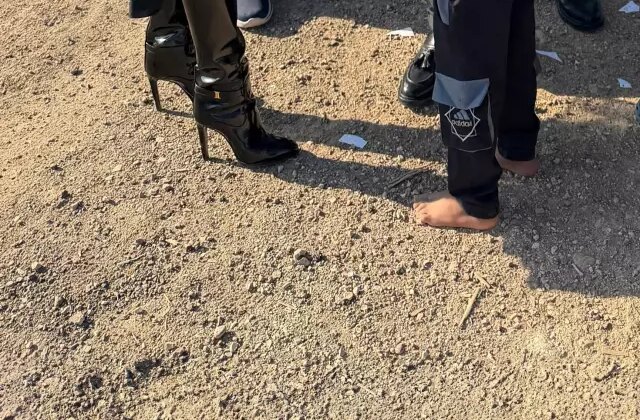 Ayağında 80 bin TL’lik çizmeyle yalın ayak çocukları ziyarete gitti