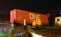 Aydın’da kontrolden çıkan tır raylara uçtu: Araç sürücüsü hayatını kaybetti