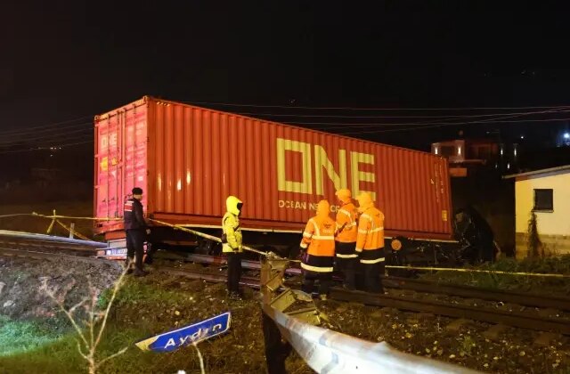 Aydın’da kontrolden çıkan tır raylara uçtu: Araç sürücüsü hayatını kaybetti