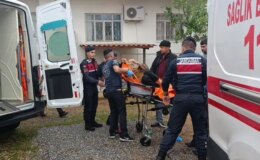 Babasını ve yengesini silahla vurup kendini eve kilitledi