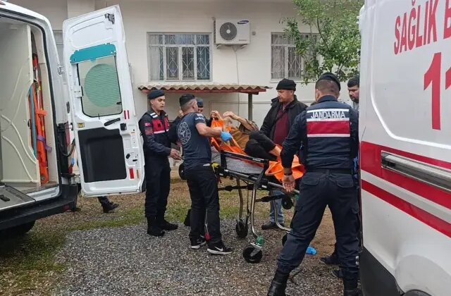 Babasını ve yengesini silahla vurup kendini eve kilitledi