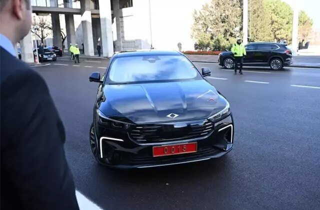 Bakan Kacır bütçe görüşmelerine Togg’un yeni modeli T10F ile geldi