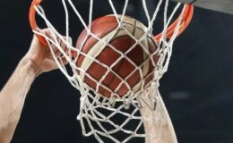 Basketbol maçında hakeme kafa attı