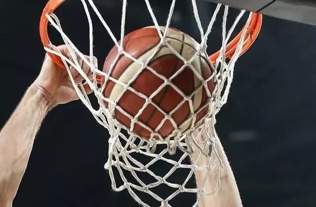 Basketbol maçında hakeme kafa attı