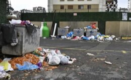 Belediyenin çöp toplama hizmeti durdu, ilçede çöp dağları oluştu