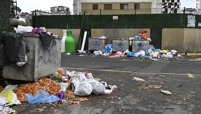 Belediyenin çöp toplama hizmeti durdu, ilçede çöp dağları oluştu