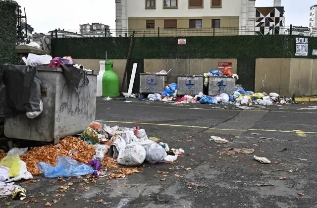 Belediyenin çöp toplama hizmeti durdu, ilçede çöp dağları oluştu