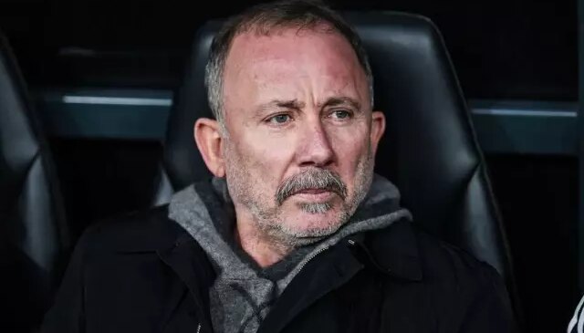 Beşiktaşlı taraftarlardan Sergen Yalçın ve yönetime tepki