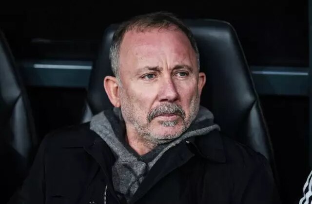 Beşiktaşlı taraftarlardan Sergen Yalçın ve yönetime tepki