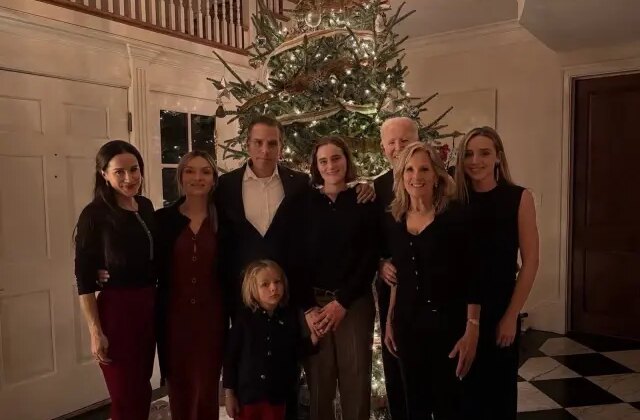 Biden’dan Noel fotoğrafı kafaları karıştırdı, neredeyse görünmez oldu