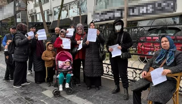 Birikimlerini emanet ettikleri kuyumcunun evinin önünde eylem yaptılar