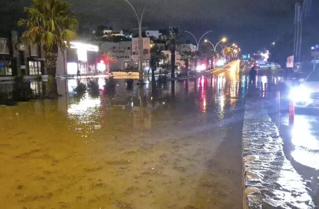 Bodrum’da sağanak; 1 evin istinat duvarı çöktü, yollar göle döndü