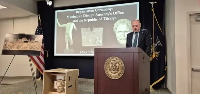 Boubon kökenli bronz imparator heykeli ve mermer Demosthenes başıyla toplam 28 eser Türkiye’ye dönüyor