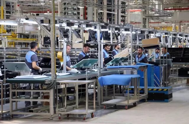 Bu fabrikadaki maaşlar dudak uçuklatır! İşçilere yüzde 100 zam