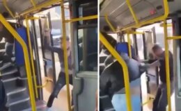Otobüste korku dolu anlar! Pantolonundan çıkardığı satırla dehşet saçtı