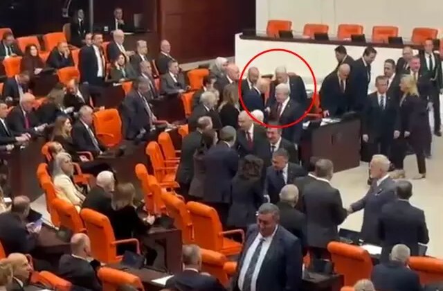 Bütçe görüşmelerine damga vuran an: Bahçeli ve Dervişoğlu böyle tokalaştı