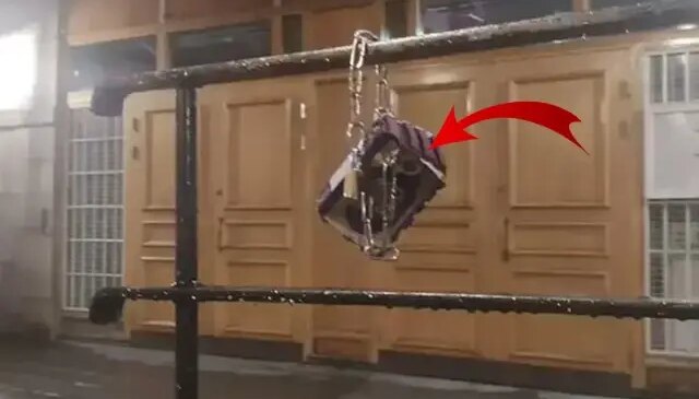 Camide alçak provokasyon! Korkuluklara Kur’an-ı Kerim zincirlediler