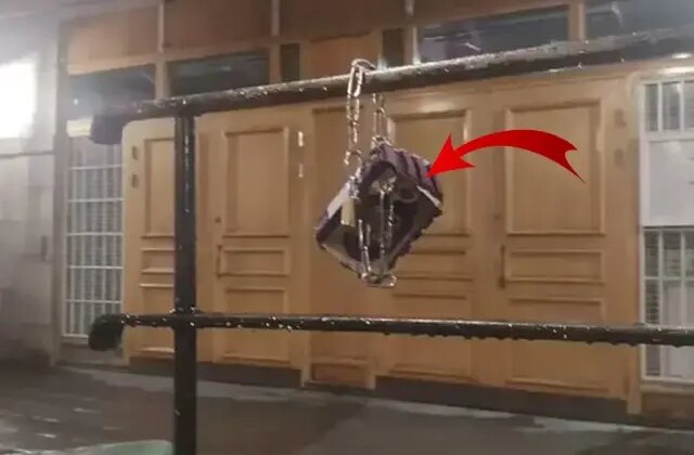 Camide alçak provokasyon! Korkuluklara Kur’an-ı Kerim zincirlediler