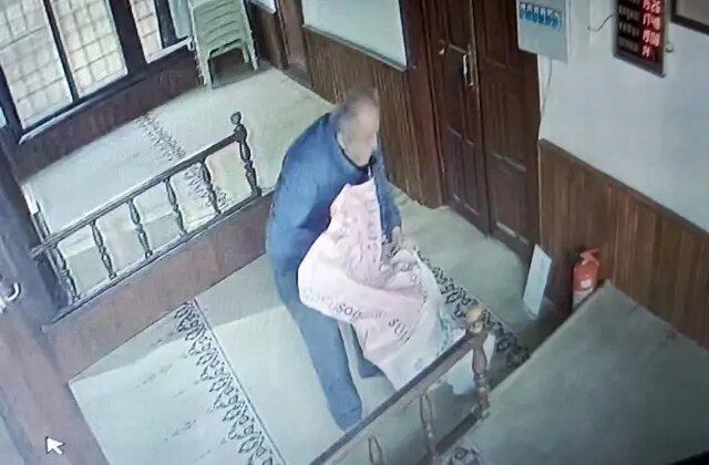 Camiden çaldığı parayı iade edince serbest kaldı