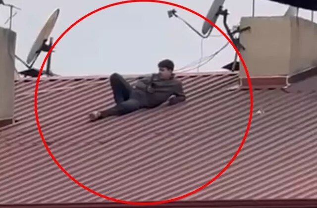 Çatıya çıkıp hayatını tehlikeye attı! İzlediği şey ‘Değer mi?’ dedirtti