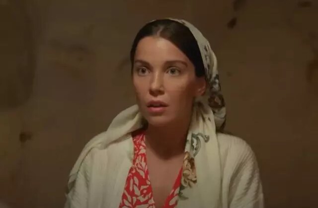 Ceketinin altına hiçbir şey giymedi, dekoltesi dikkat çekti: Etkilenmemek elde değil