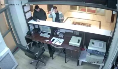 Öğrencilerden örnek davranış: Aldıkları suyu kameraya gösterip parasını bıraktılar