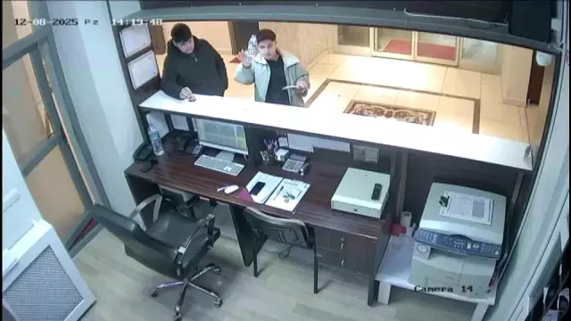 Öğrencilerden örnek davranış: Aldıkları suyu kameraya gösterip parasını bıraktılar