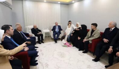 Cumhurbaşkanı Erdoğan ile MHP lideri Bahçeli, depremzede aileyi yeni yuvasında ziyaret etti