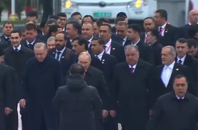 Cumhurbaşkanı Erdoğan Türkmenistan’da! Bir yanında Putin diğer yanında Pezeşkiyan