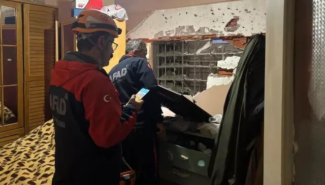 Yer yerinden gerçekten de oynadı! Uyanınca yatak odasının yıkıldığını öğrendi