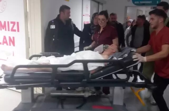 Damadını kalbinden bıçakladı! Göğsünde bıçakla hastaneye kaldırıldı