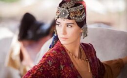 Burcu Kıratlı’yı dantelli mini elbisesiyle bir görün! Bakan bir daha baktı