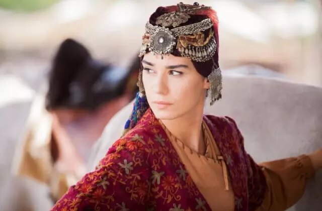 Burcu Kıratlı’yı dantelli mini elbisesiyle bir görün! Bakan bir daha baktı