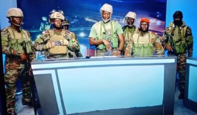 Darbe girişiminde sıcak gelişme! 4 ülke asker gönderdi, savaş uçakları havadan vurdu