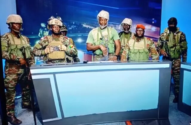 Darbe girişiminde sıcak gelişme! 4 ülke asker gönderdi, savaş uçakları havadan vurdu