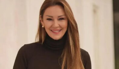 Derin göğüs dekolteli kıyafetiyle bakışları üzerine topladı! Tüm düğmeler açık