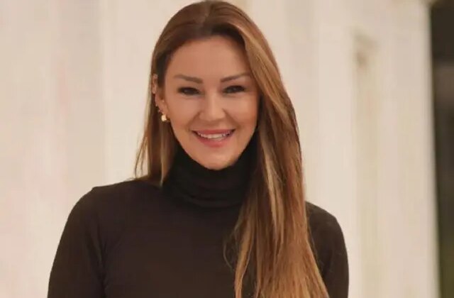 Derin göğüs dekolteli kıyafetiyle bakışları üzerine topladı! Tüm düğmeler açık