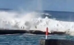 Dev dalgalar turistleri yuttu: 3 ölü, 5 yaralı