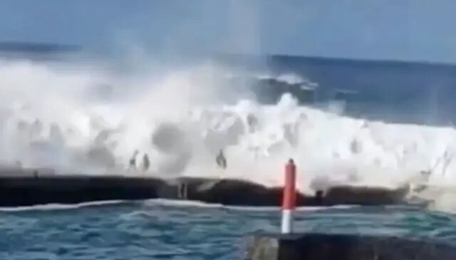 Dev dalgalar turistleri yuttu: 3 ölü, 5 yaralı