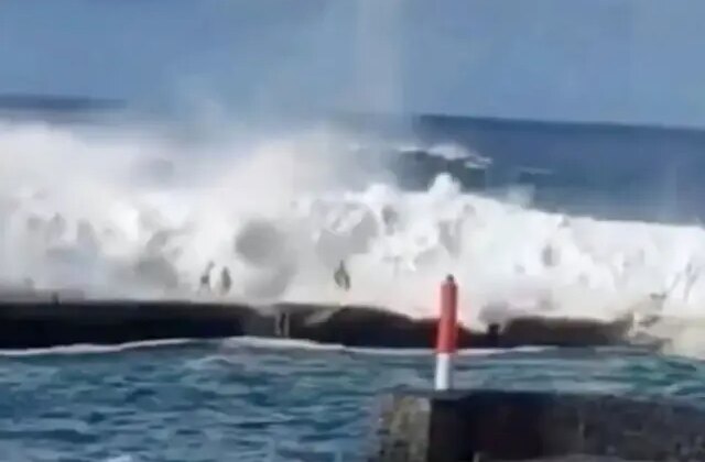 Dev dalgalar turistleri yuttu: 3 ölü, 5 yaralı