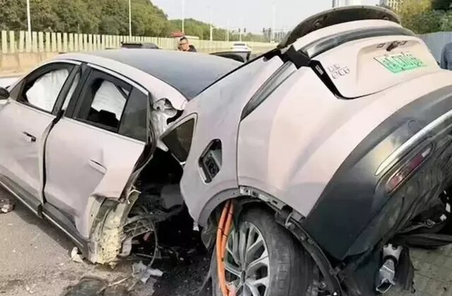 Dev firmanın elektrikli aracı kazada ikiye bölündü
