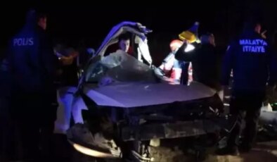 Direğe çarpan araç kağıt gibi dağıldı