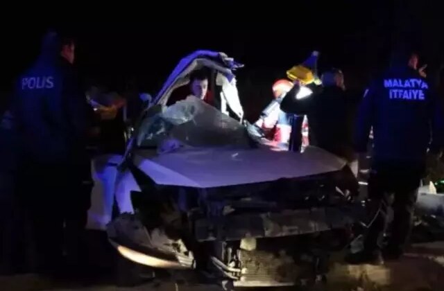 Direğe çarpan araç kağıt gibi dağıldı