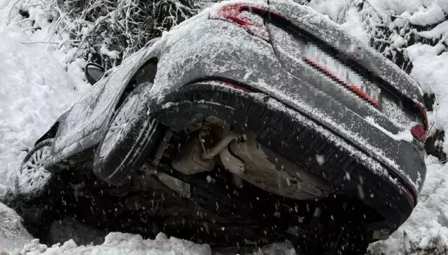 Düzce’de kar kazası: 8 kişilik aile kanala uçtu