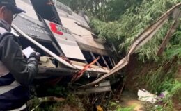 Endonezya’da yolcu otobüsünün devrilmesi sonucu 16 kişi öldü