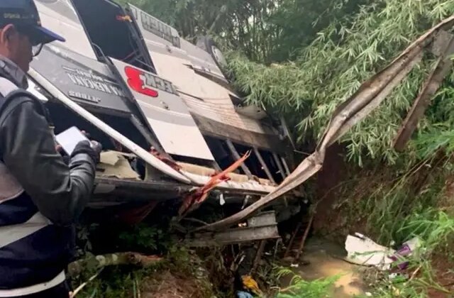 Endonezya’da yolcu otobüsünün devrilmesi sonucu 16 kişi öldü