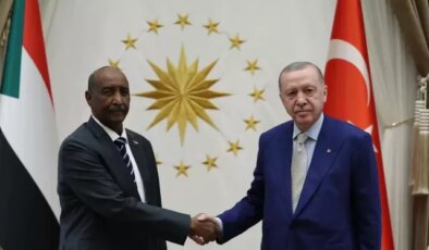 Erdoğan, Sudan lideri Burhan ile görüştü: İş birliği ve insani yardım ön planda